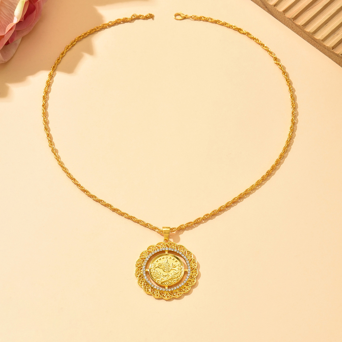 Ethnic Wear Fashion Designer - ヴィンテージゴールドコインネックレス、ツイストチェーン、中空デザイン、アラブ＆モロッコの花嫁の民族衣装に