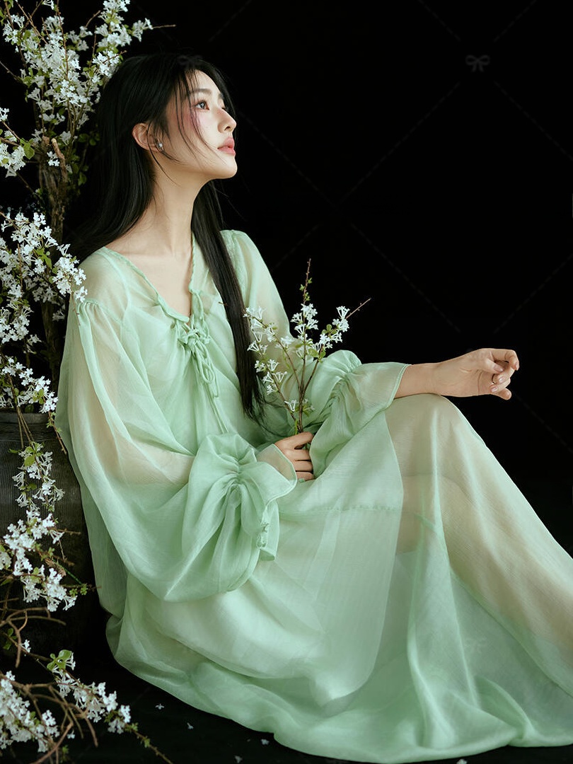 中国風の緑色のドレス伝統的でありながら現代的な改良版漢服写真 - Ethnic Fashion Studio のレビューと価格