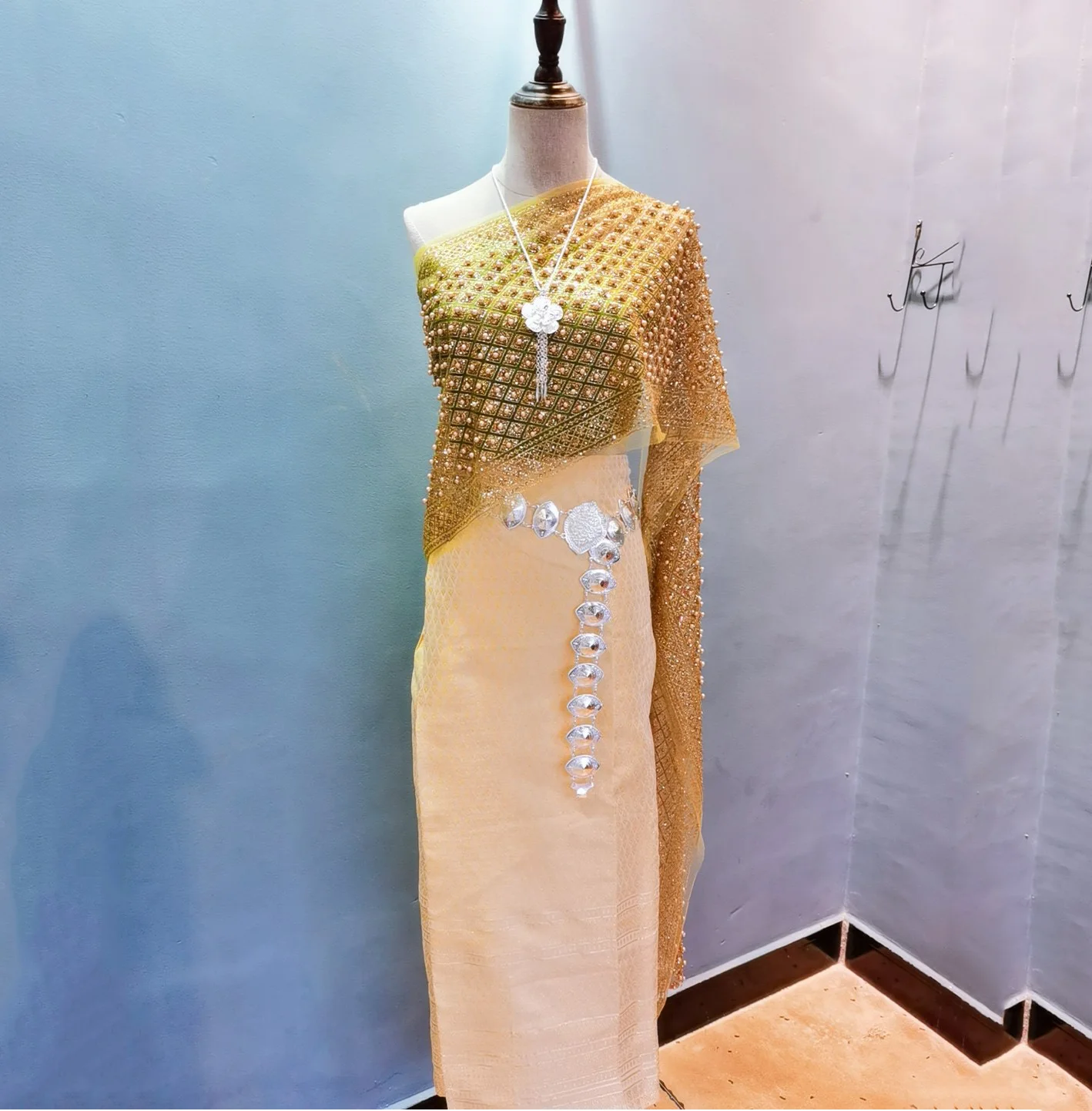ストラップレスショールトップとスカートセット,女性用,アオダ - Batik Sarong Wrap のレビューと価格